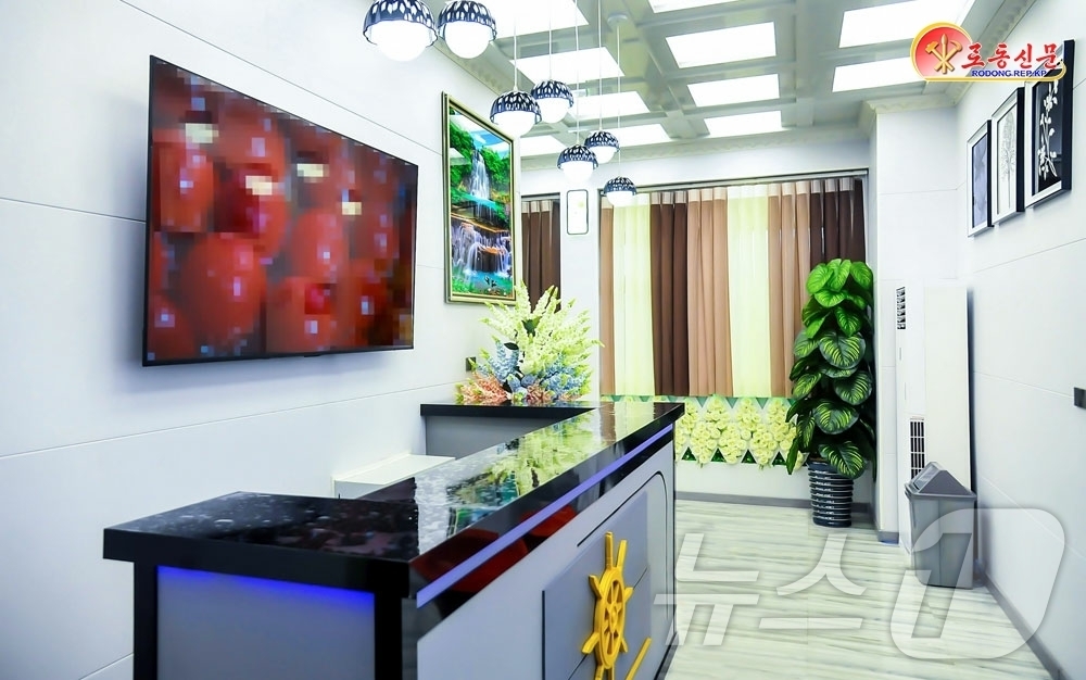 (평양 노동신문=뉴스1) = 북한 노동당 기관지 노동신문은 7일 대동강에서 현대적인 봉사선 '와우봉'호가 띄워졌다고 보도했다. [국내에서만 사용가능. 재배포 금지. DB 금지. F …