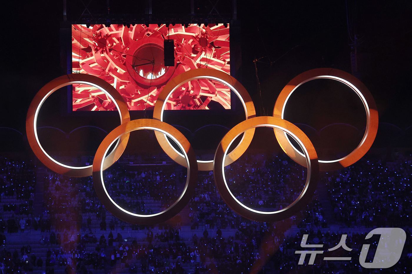 (밀라노=뉴스1) 김성진 기자 = 이탈리아 알파인 스킨 레전드 데보라 콤파뇨니, 엘베르토 톰바가 6일 오후(현지시간) 이탈리아 밀라노 산시로 올림픽 스타디움에서 열린 2026 밀라 …