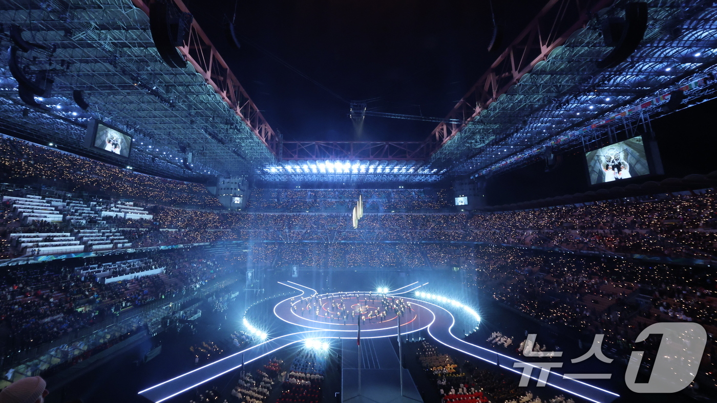 (밀라노=뉴스1) 김진환 기자 = 6일 오후(현지시간) 이탈리아 밀라노 산시로 올림픽 스타디움에서 열린 2026 밀라노·코르티나담페초 동계올림픽대회 개회식에서 이탈리아 알파인 스킨 …