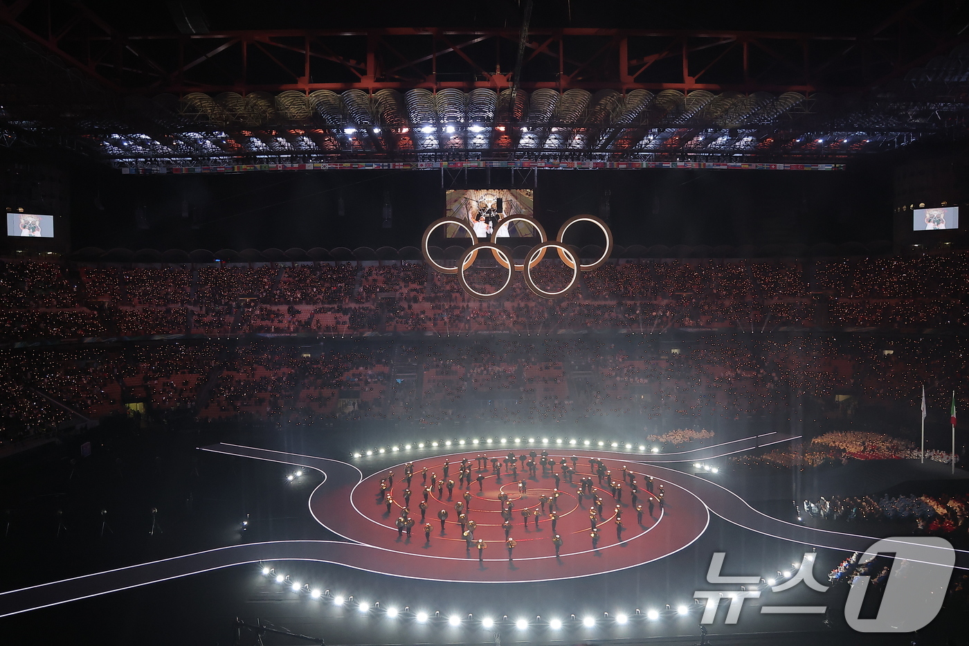 (밀라노=뉴스1) 김성진 기자 = 6일 오후(현지시간) 이탈리아 밀라노 산시로 올림픽 스타디움에서 열린 2026 밀라노·코르티나담페초 동계올림픽대회 개회식에서 이탈리아 알파인 스킨 …