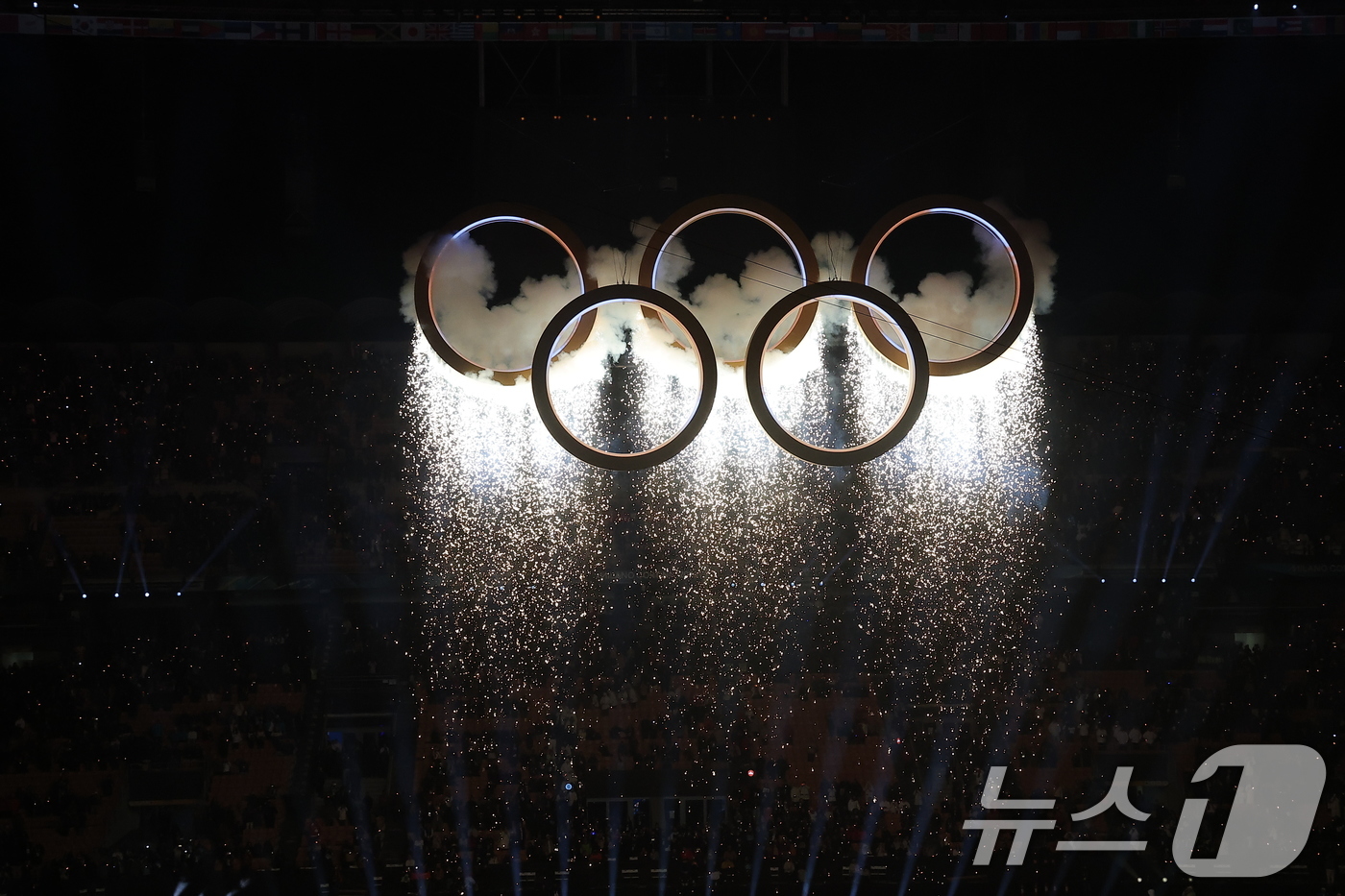 (밀라노=뉴스1) 김성진 기자 = 6일 오후(현지시간) 이탈리아 밀라노 산시로 올림픽 스타디움에서 열린 2026 밀라노·코르티나담페초 동계올림픽대회 개회식에서 이탈리아 알파인 스킨 …