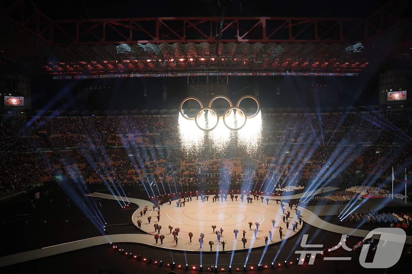 (밀라노=뉴스1) 김성진 기자 = 6일 오후(현지시간) 이탈리아 밀라노 산시로 올림픽 스타디움에서 열린 2026 밀라노·코르티나담페초 동계올림픽대회 개회식에서 이탈리아 알파인 스킨 …