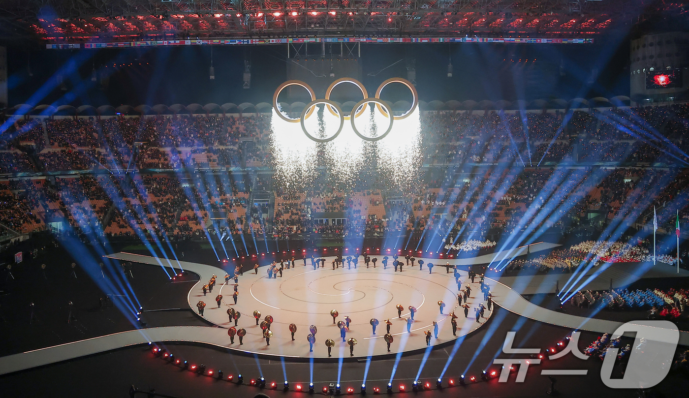 (밀라노=뉴스1) 김성진 기자 = 6일 오후(현지시간) 이탈리아 밀라노 산시로 올림픽 스타디움에서 열린 2026 밀라노·코르티나담페초 동계올림픽대회 개회식에서 이탈리아 알파인 스킨 …