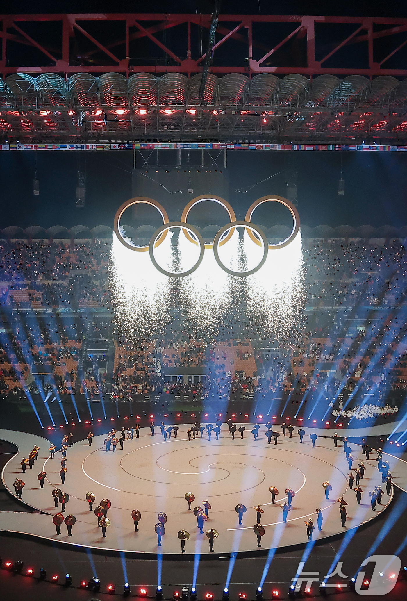 (밀라노=뉴스1) 김성진 기자 = 6일 오후(현지시간) 이탈리아 밀라노 산시로 올림픽 스타디움에서 열린 2026 밀라노·코르티나담페초 동계올림픽대회 개회식에서 이탈리아 알파인 스킨 …