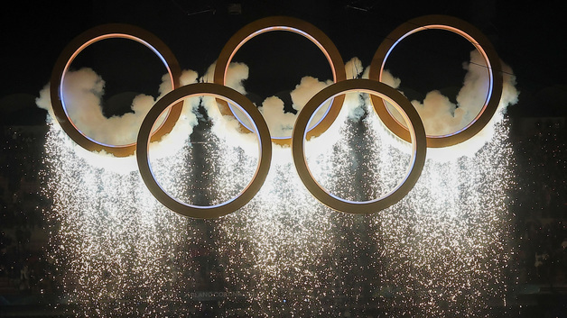 밤하늘 수놓는 오륜 불꽃