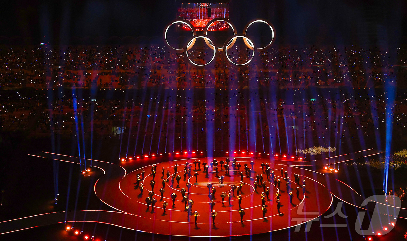 (밀라노=뉴스1) 김성진 기자 = 6일 오후(현지시간) 이탈리아 밀라노 산시로 올림픽 스타디움에서 열린 2026 밀라노·코르티나담페초 동계올림픽대회 개회식에서 이탈리아 알파인 스킨 …