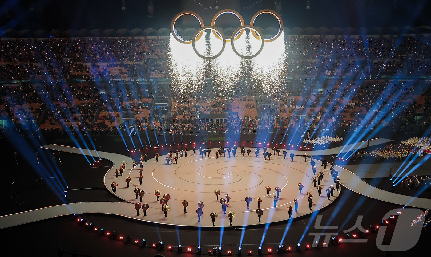 (밀라노=뉴스1) 김성진 기자 = 6일 오후(현지시간) 이탈리아 밀라노 산시로 올림픽 스타디움에서 열린 2026 밀라노·코르티나담페초 동계올림픽대회 개회식에서 이탈리아 알파인 스킨 …