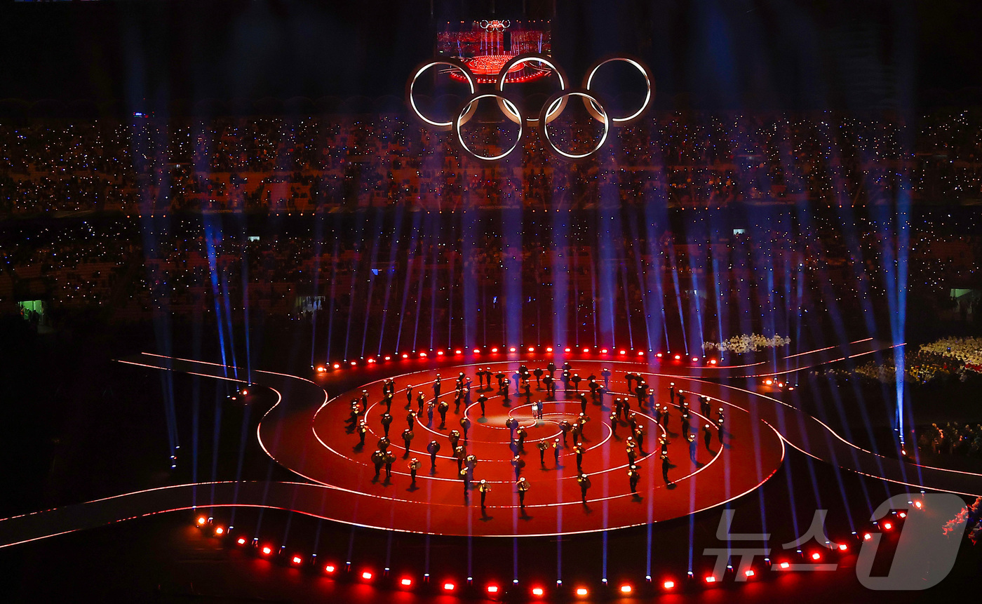 (밀라노=뉴스1) 김성진 기자 = 6일 오후(현지시간) 이탈리아 밀라노 산시로 올림픽 스타디움에서 열린 2026 밀라노·코르티나담페초 동계올림픽대회 개회식에서 이탈리아 알파인 스킨 …