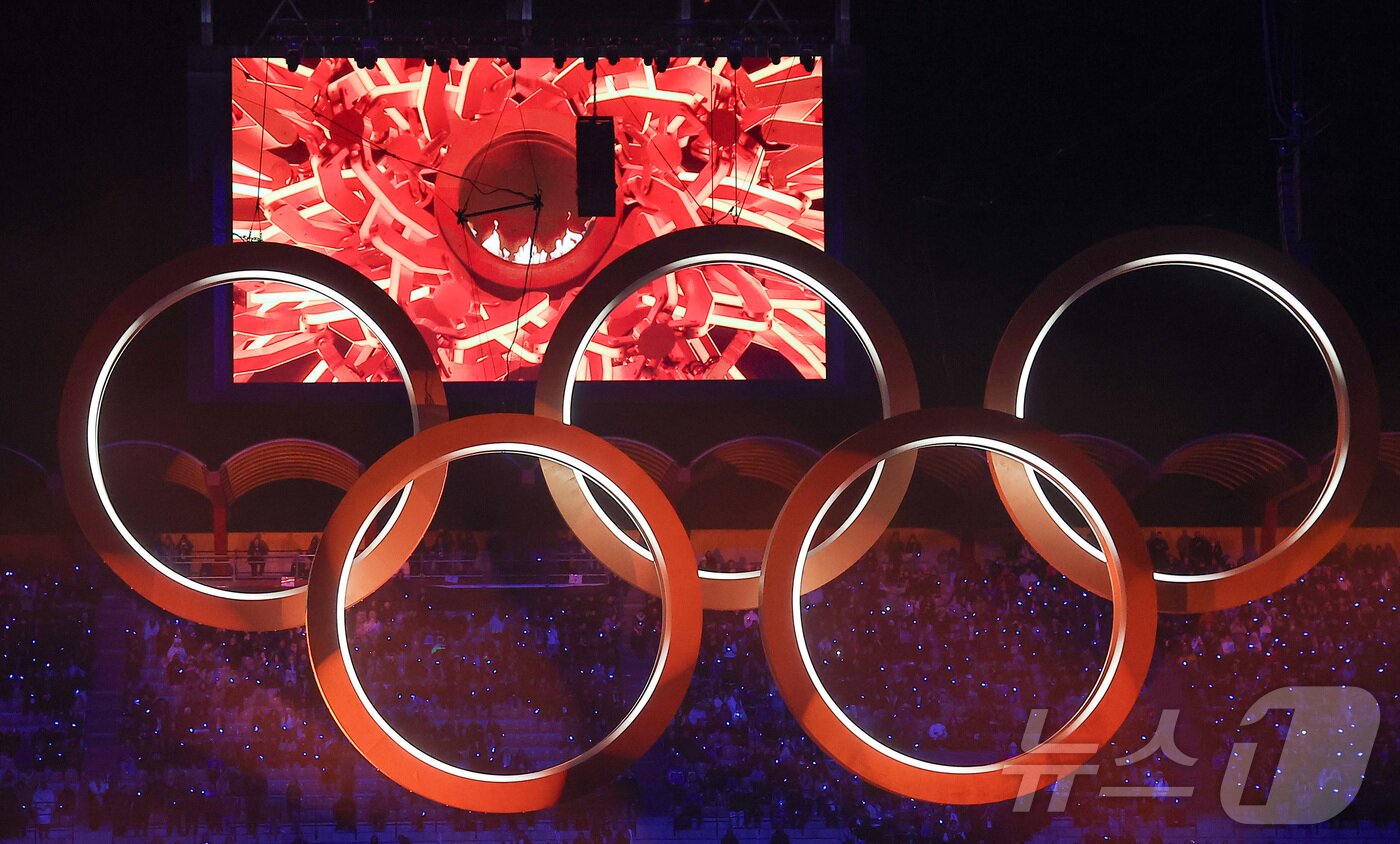 본문 이미지 - 6일 오후(현지시간) 이탈리아 밀라노 산시로 올림픽 스타디움에서 열린 2026 밀라노·코르티나담페초 동계올림픽대회 개회식에서 성화가 점화되고 있다. 2026.2.7 ⓒ 뉴스1 김성진 기자