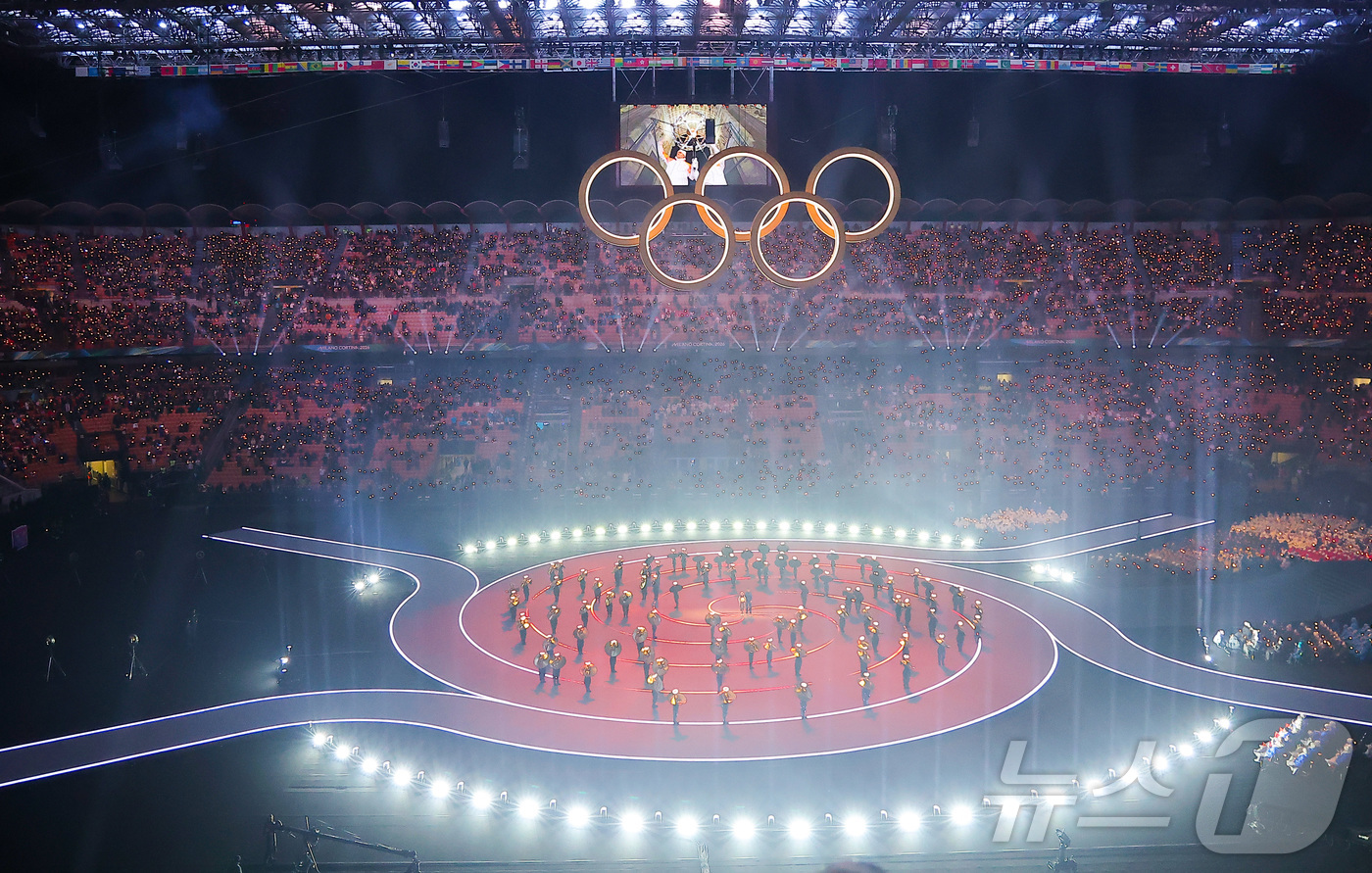 (밀라노=뉴스1) 김성진 기자 = 6일 오후(현지시간) 이탈리아 밀라노 산시로 올림픽 스타디움에서 열린 2026 밀라노·코르티나담페초 동계올림픽대회 개회식에서 이탈리아 알파인 스킨 …