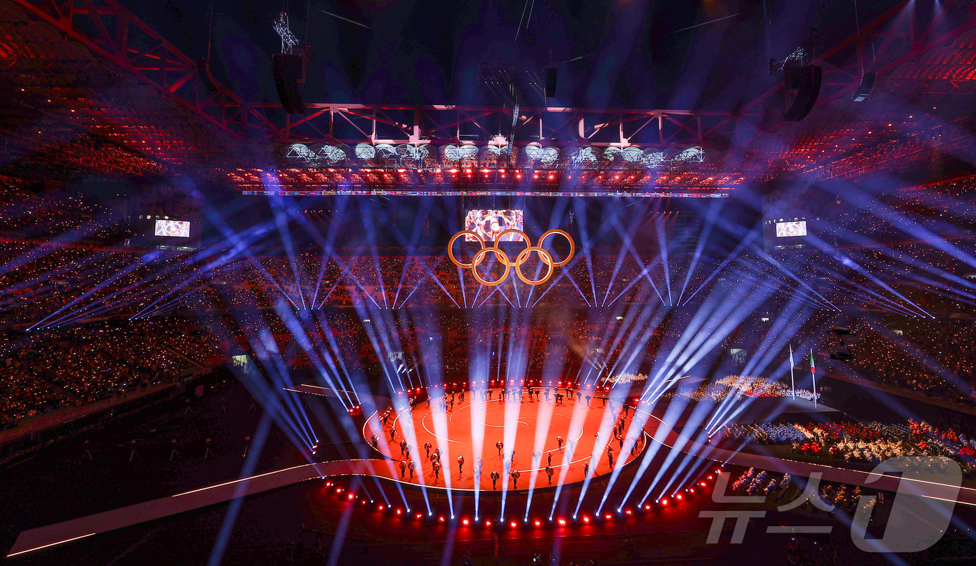 (밀라노=뉴스1) 김성진 기자 = 6일 오후(현지시간) 이탈리아 밀라노 산시로 올림픽 스타디움에서 열린 2026 밀라노·코르티나담페초 동계올림픽대회 개회식에서 이탈리아 알파인 스킨 …