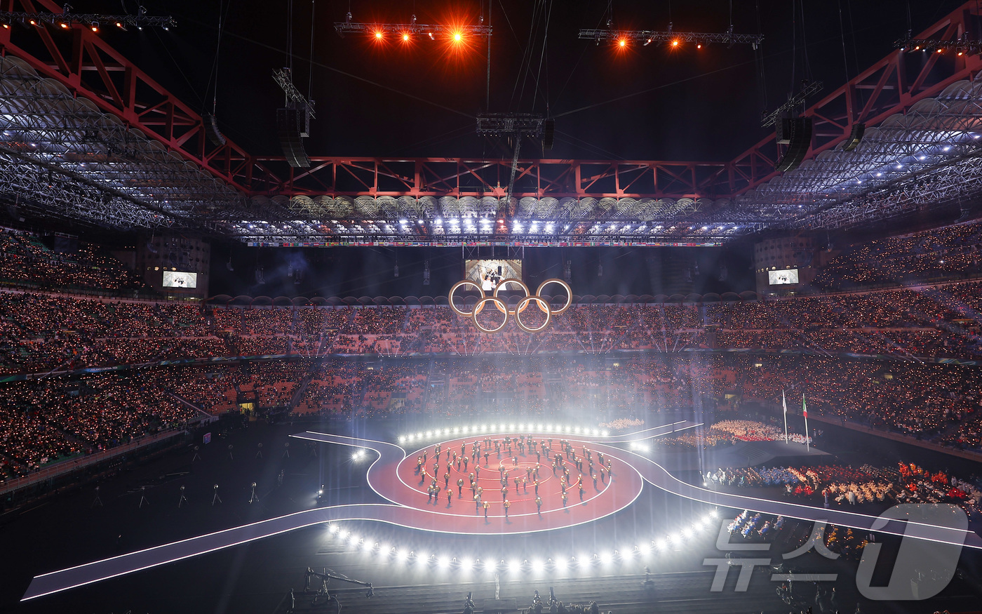 (밀라노=뉴스1) 김성진 기자 = 6일 오후(현지시간) 이탈리아 밀라노 산시로 올림픽 스타디움에서 열린 2026 밀라노·코르티나담페초 동계올림픽대회 개회식에서 이탈리아 알파인 스킨 …