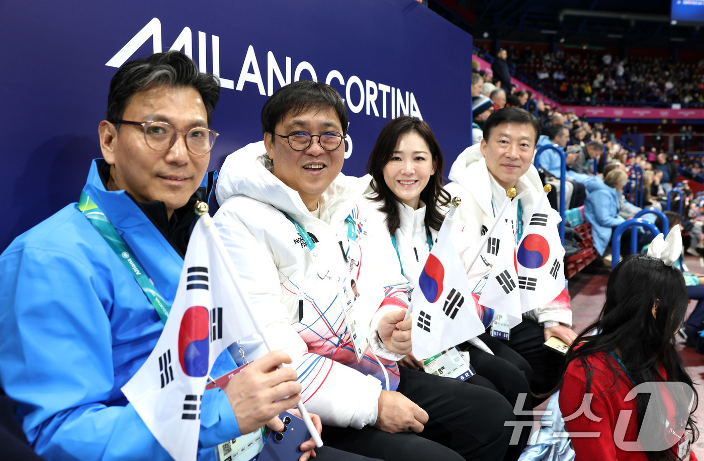 (밀라노=뉴스1) = 최휘영 문화체육관광부 장관이 6일(현지시간) 이탈리아 밀라노 아이스스케이팅 아레나에서 열린 2026 밀라노·코르티나담페초 동계올림픽 피겨스케이팅 팀 이벤트 경 …