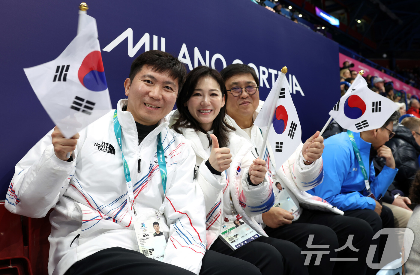 (밀라노=뉴스1) = 최휘영 문화체육관광부 장관이 6일(현지시간) 이탈리아 밀라노 아이스스케이팅 아레나에서 열린 2026 밀라노·코르티나담페초 동계올림픽 피겨스케이팅 팀 이벤트 경 …