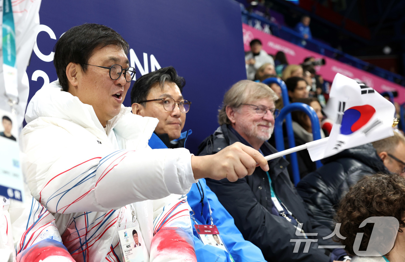 (밀라노=뉴스1) = 최휘영 문화체육관광부 장관(왼쪽)과 김재열 IOC 집행위원이 6일(현지시간) 이탈리아 밀라노 아이스스케이팅 아레나에서 열린 2026 밀라노-코르티나담페초 동계 …
