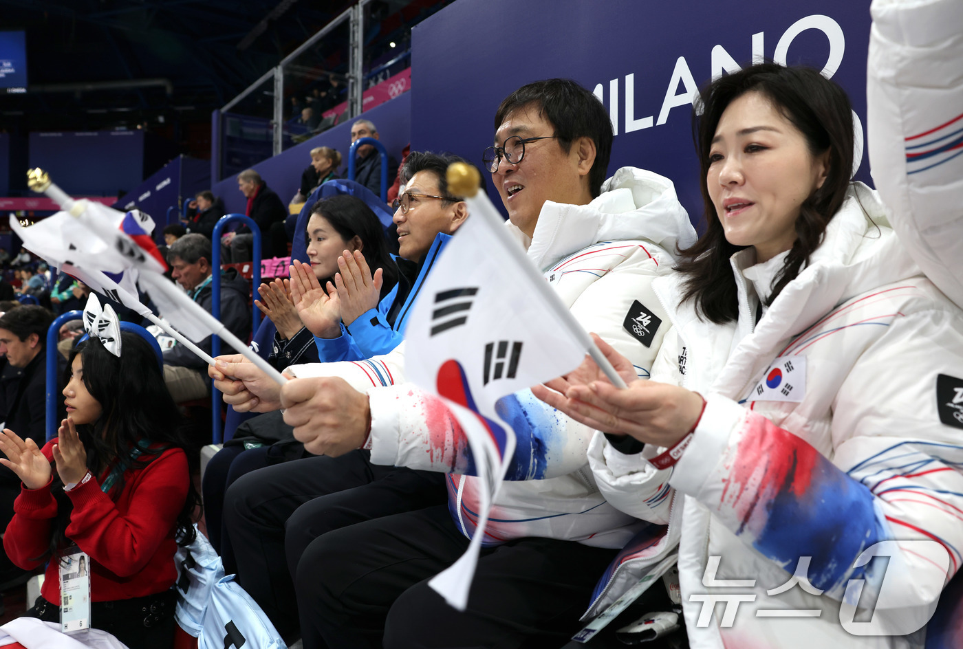 (밀라노=뉴스1) = 최휘영 문화체육관광부 장관이 6일(현지시간) 이탈리아 밀라노 아이스스케이팅 아레나에서 열린 2026 밀라노-코르티나담페초 동계올림픽 피겨스케이팅 팀 이벤트 경 …