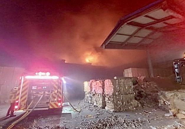 오산 골판지 제조공장 화재 불길 잡아…인명피해 없어(종합)