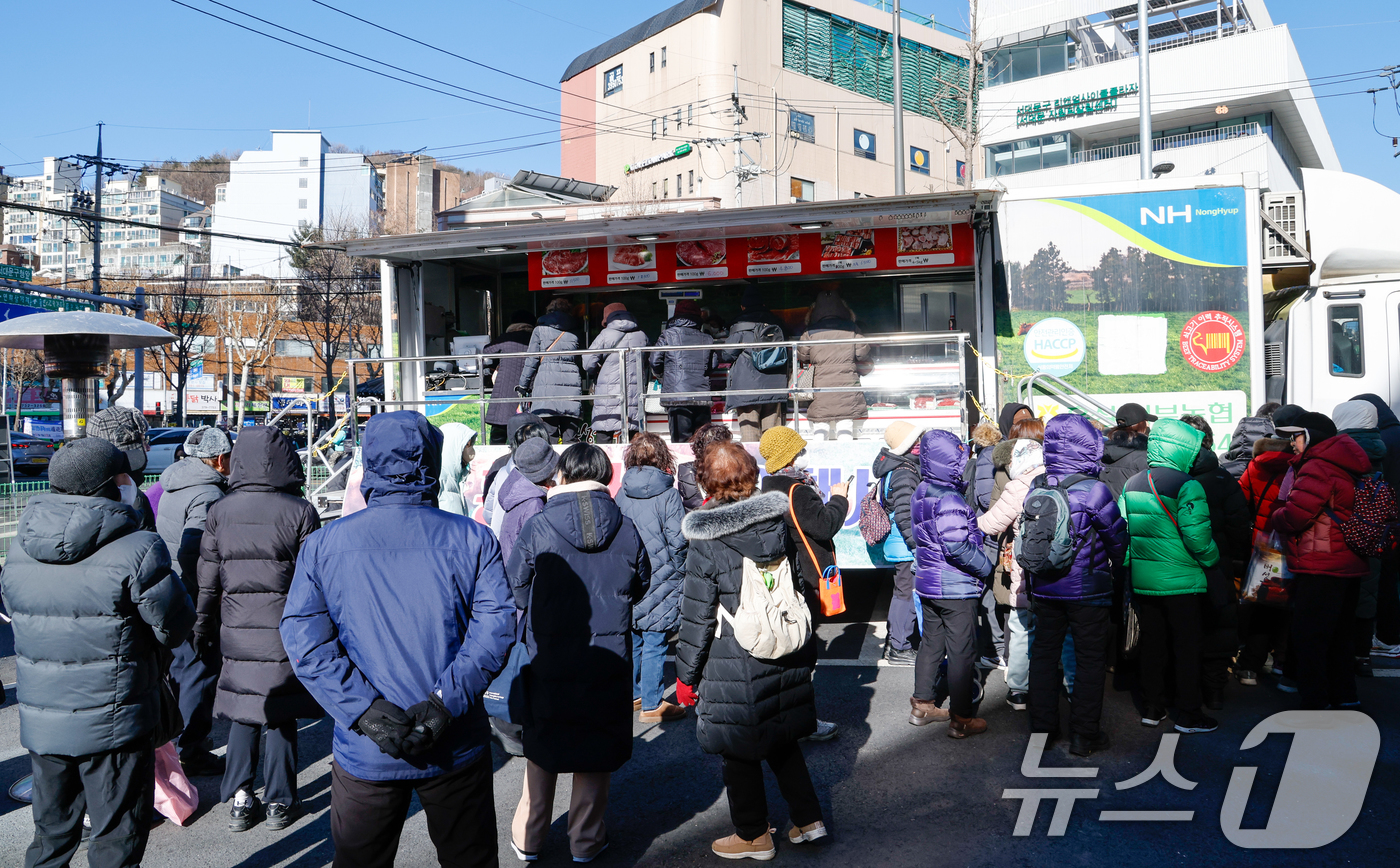(서울=뉴스1) 안은나 기자 = 설 연휴를 일주일 앞둔 7일 서울 서대문구 홍제폭포광장에서 '2026년 서대문구 설맞이 직거래장터'를 찾은 구민들이 한우를 사기 위해 줄 서 있다. …