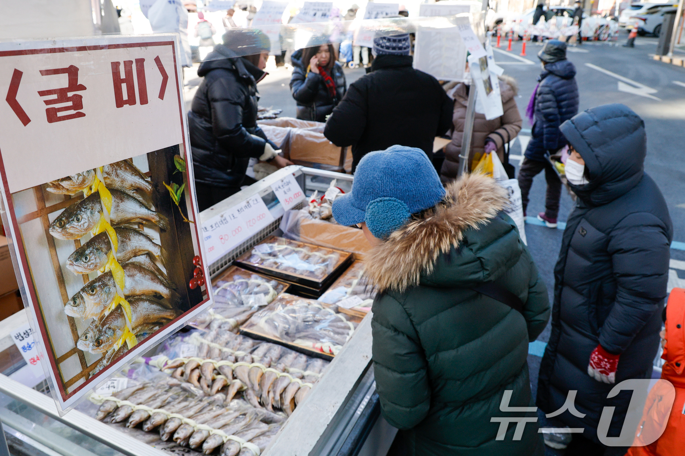 (서울=뉴스1) 안은나 기자 = 설 연휴를 일주일 앞둔 7일 서울 서대문구 홍제폭포광장에서 '2026년 서대문구 설맞이 직거래장터'를 찾은 구민들이 굴비를 고르고 있다.이번 행사에 …