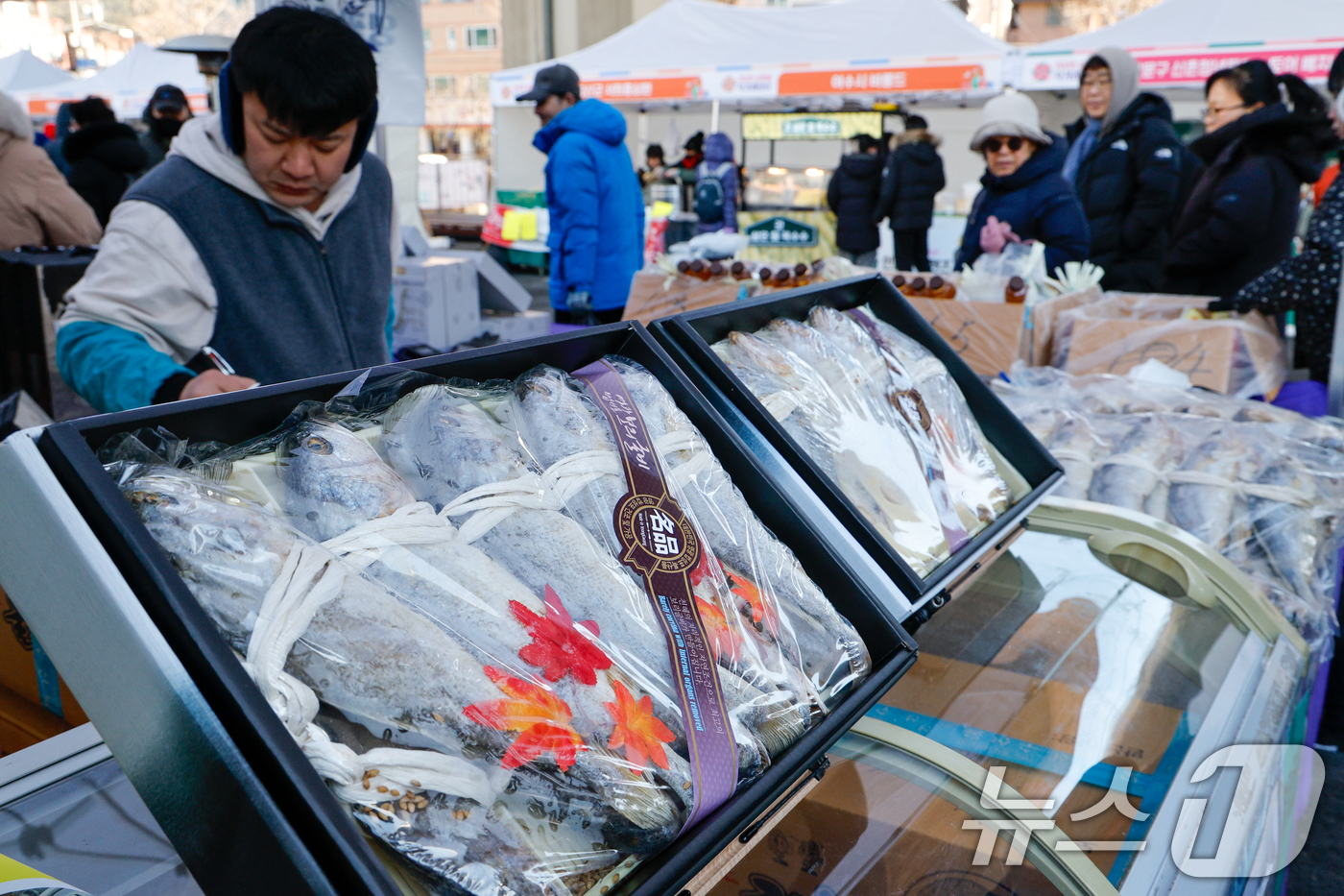 (서울=뉴스1) 안은나 기자 = 설 연휴를 일주일 앞둔 7일 서울 서대문구 홍제폭포광장에서 '2026년 서대문구 설맞이 직거래장터'를 찾은 구민들이 굴비를 고르고 있다.이번 행사에 …