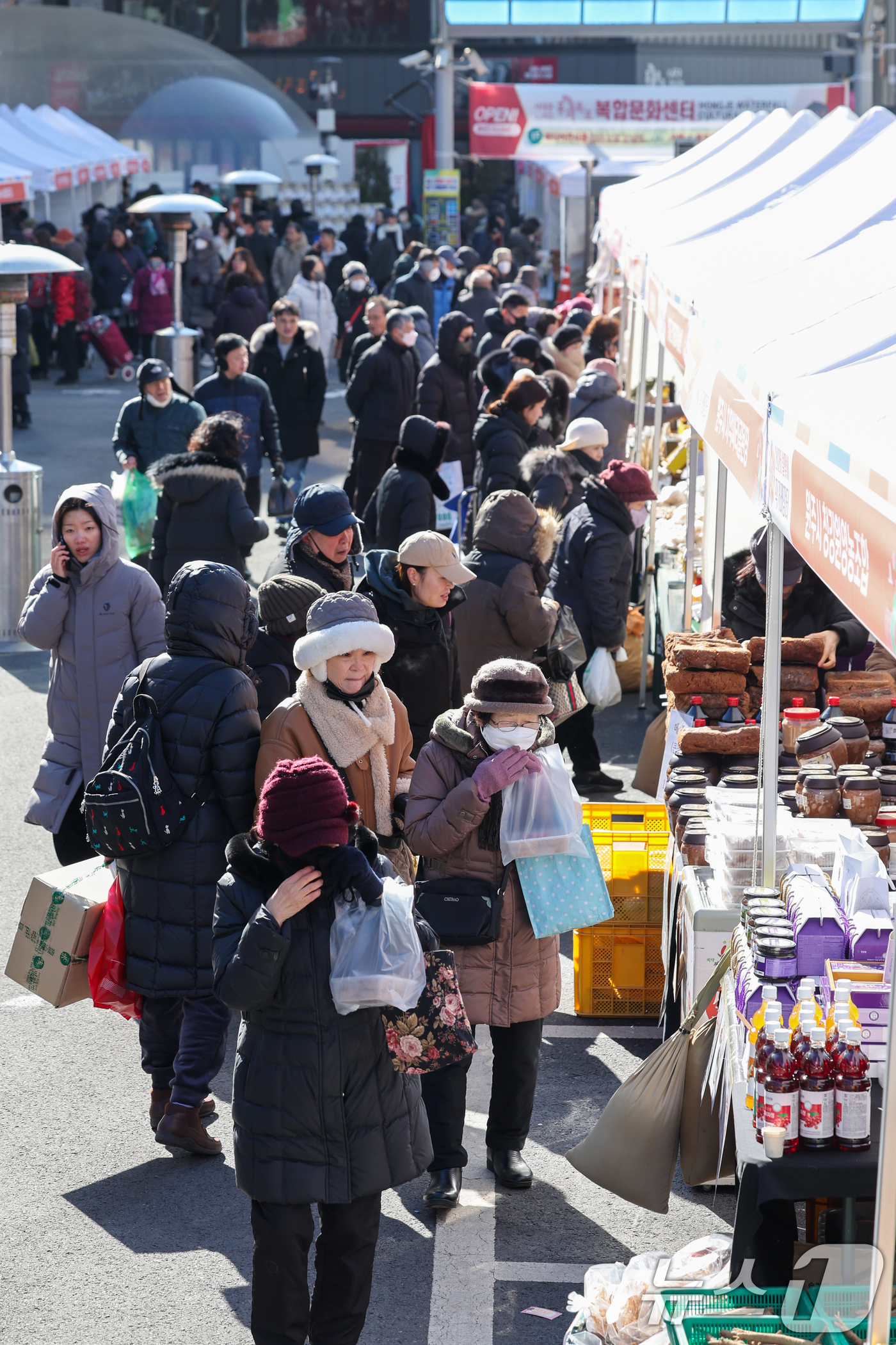 (서울=뉴스1) 안은나 기자 = 설 연휴를 일주일 앞둔 7일 서울 서대문구 홍제폭포광장에서 '2026년 서대문구 설맞이 직거래장터'를 찾은 구민들이 부스를 둘러보고 있다.이번 행사 …