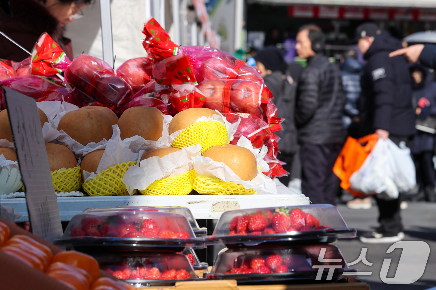 (서울=뉴스1) 안은나 기자 = 설 연휴를 일주일 앞둔 7일 서울 서대문구 홍제폭포광장에서 '2026년 서대문구 설맞이 직거래장터'를 찾은 구민들이 과일을 고르고 있다.이번 행사에 …