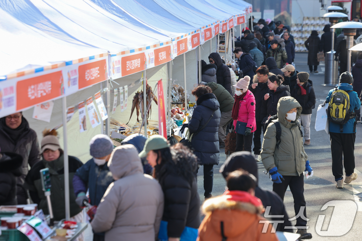 (서울=뉴스1) 안은나 기자 = 설 연휴를 일주일 앞둔 7일 서울 서대문구 홍제폭포광장에서 '2026년 서대문구 설맞이 직거래장터'를 찾은 구민들이 부스를 둘러보고 있다.이번 행사 …
