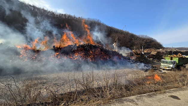 청송 목재가공공장 화재 헬기 9대 투입 진화 중…"야산 확산 차단"