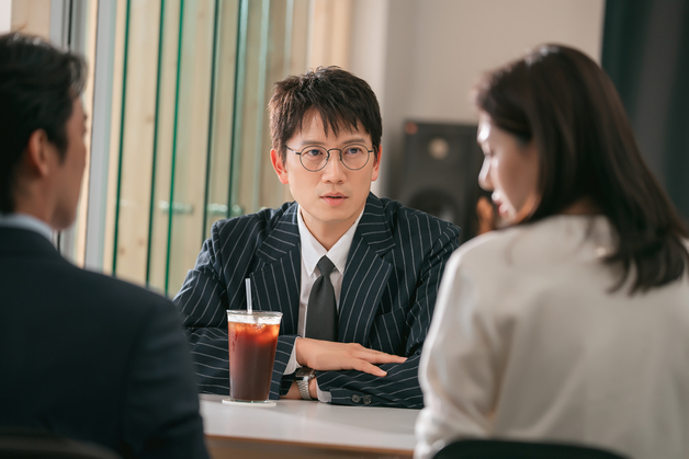 '판사이한영' 지성, 거대 암초 만났나…백진희·황희와 심상찮은 공기