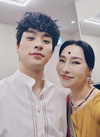 본문 이미지 - '라이프 오브 파이'에 출연 중인 주아(오른쪽)와 박정민.