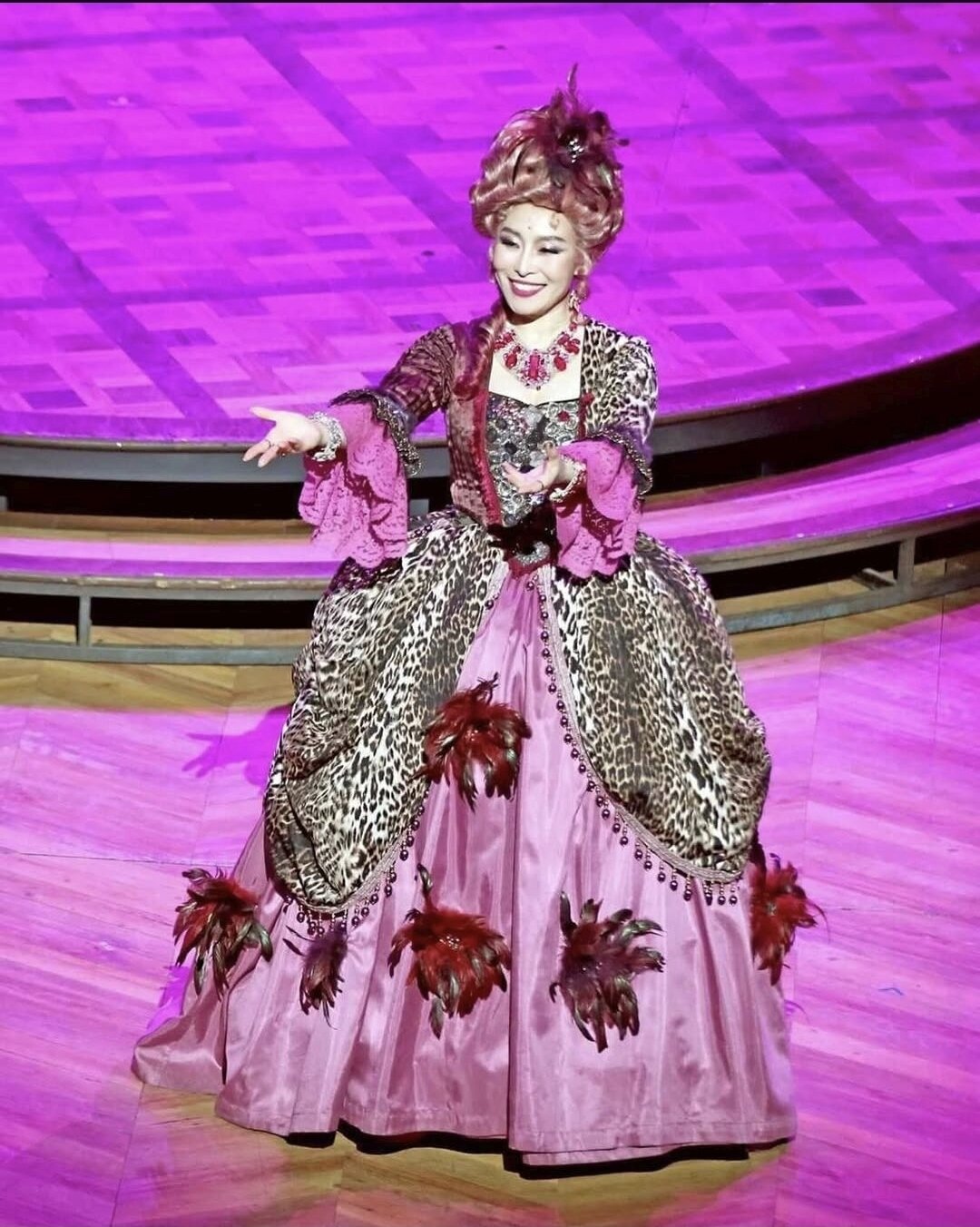 본문 이미지 - 뮤지컬 '마리 앙투아네트'에서 주아 배우의 공연 모습.