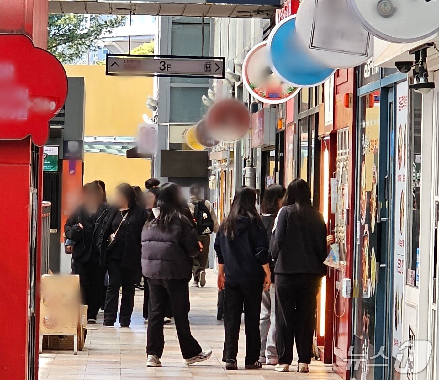 본문 이미지 - 7일 오후 김해시 부원동의 한 대형 쇼핑몰 식당가가 방문한 손님으로 북적이고 있다. 2026.2.7 ⓒ 뉴스1 박민석 기자