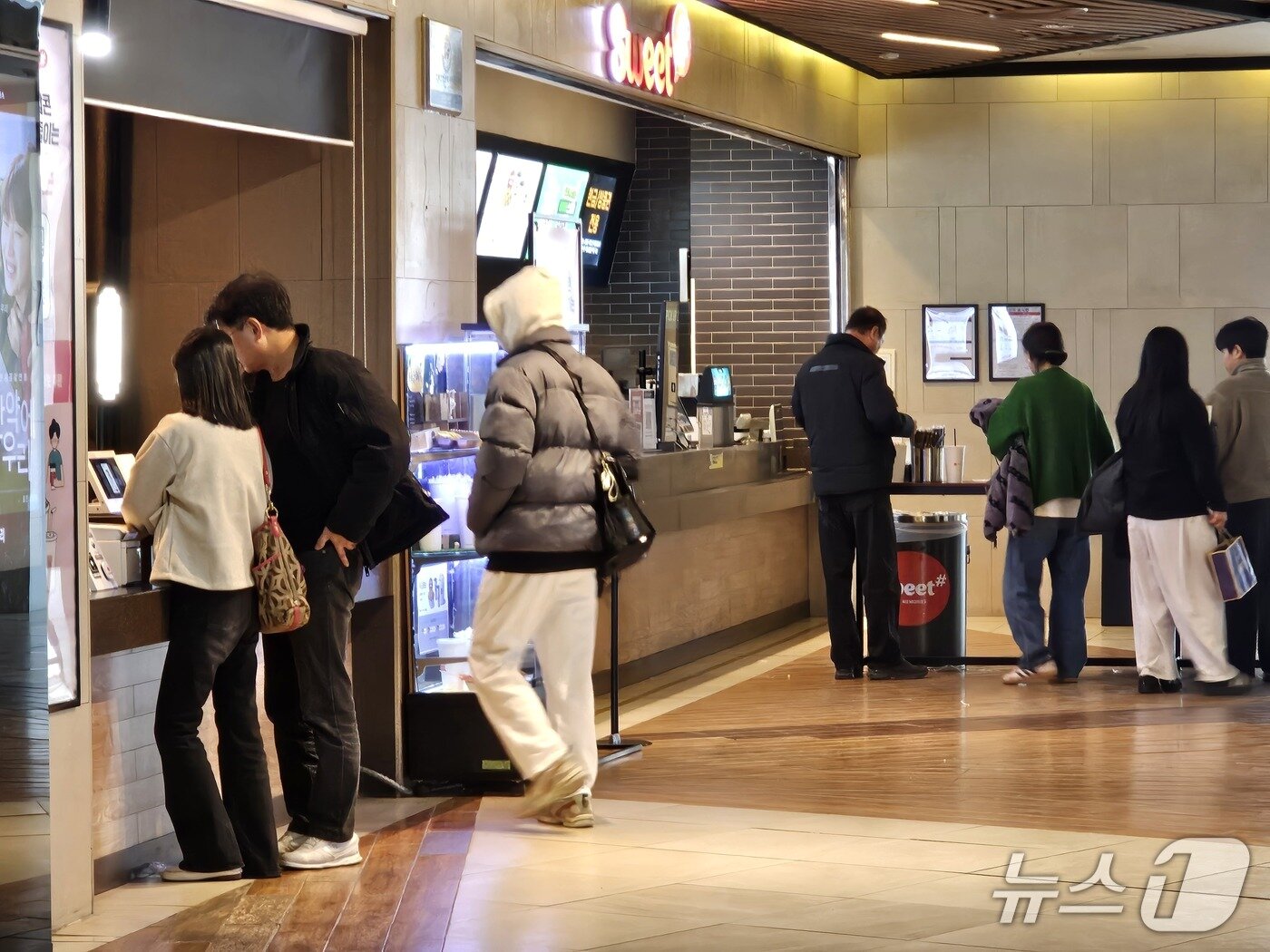 본문 이미지 - 김해시 부원동의 한 영화관에 시민 발걸음이 이어지고 있다. 2026.2.7 ⓒ 뉴스1 박민석 기자