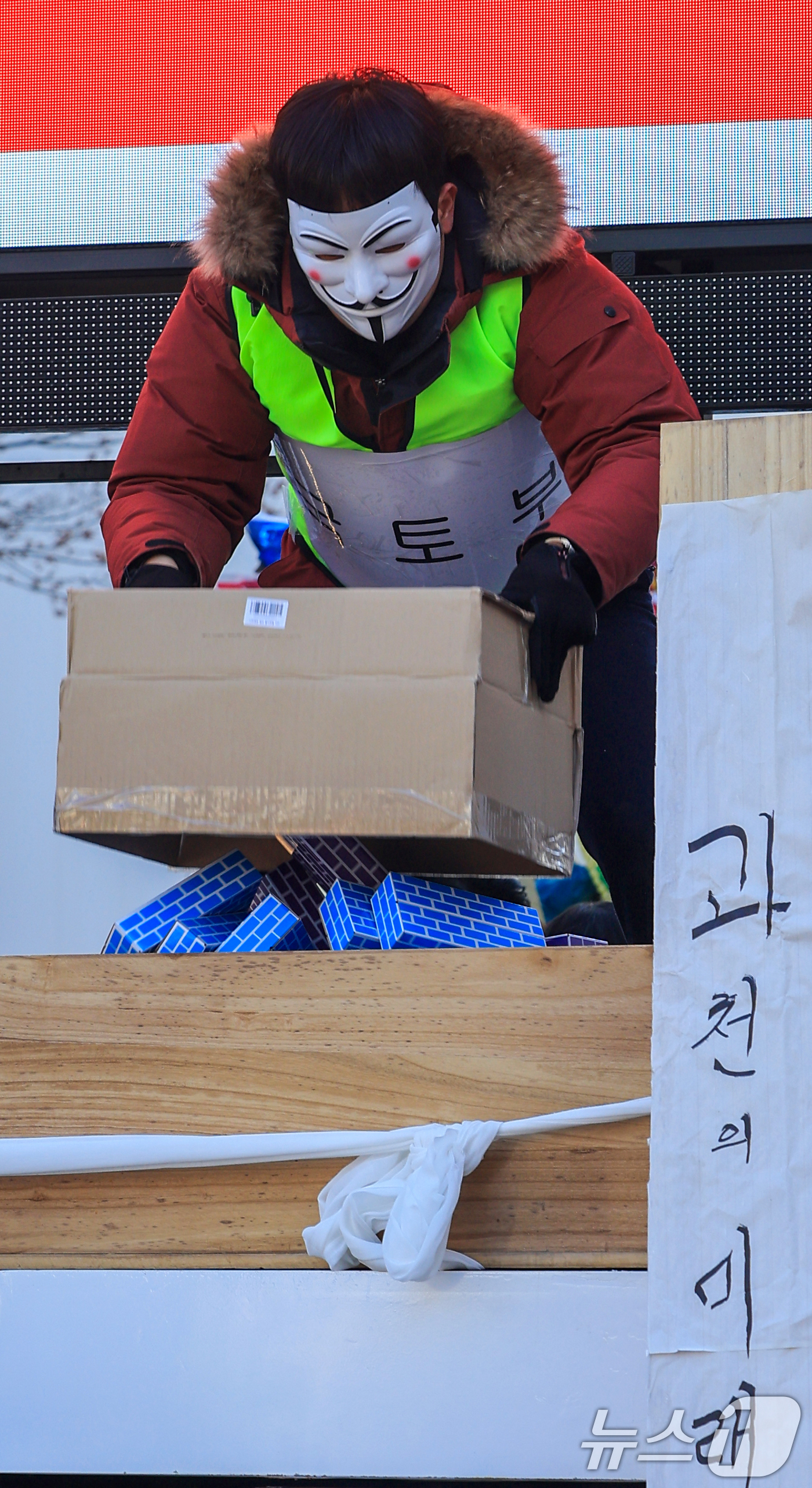 (과천=뉴스1) 이호윤 기자 = 과천경마공원 이전 반대 비상대책위원회가 7일 경기 과천시 중앙공원 분수대 앞에서 열린 '과천경마공원 이전 반대 집회'에서 국토부를 규탄하는 내용의 …