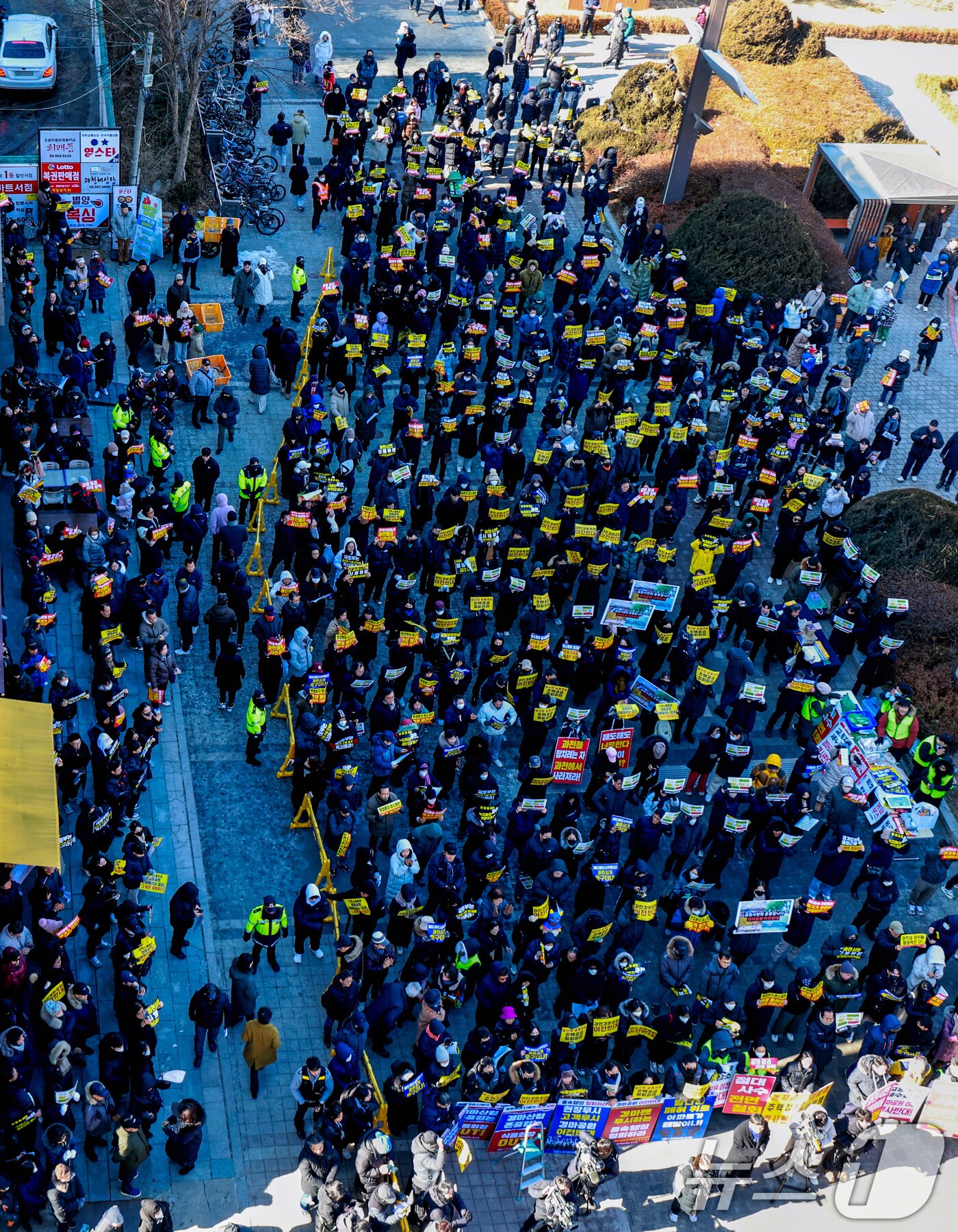 본문 이미지 - 과천경마공원 이전반대 비상대책위원회와 과천시민들이 7일 경기 과천 중앙공원 분수대 앞에서 열린 '과천경마공원 이전 반대 집회'에서 구호를 외치고 있다. 2026.2.7 ⓒ 뉴스1 이호윤 기자