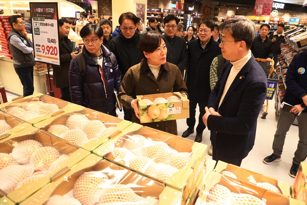 송미령, 설 앞두고 사과산지·마트 현장 점검…"물가 부담 완화 협조"