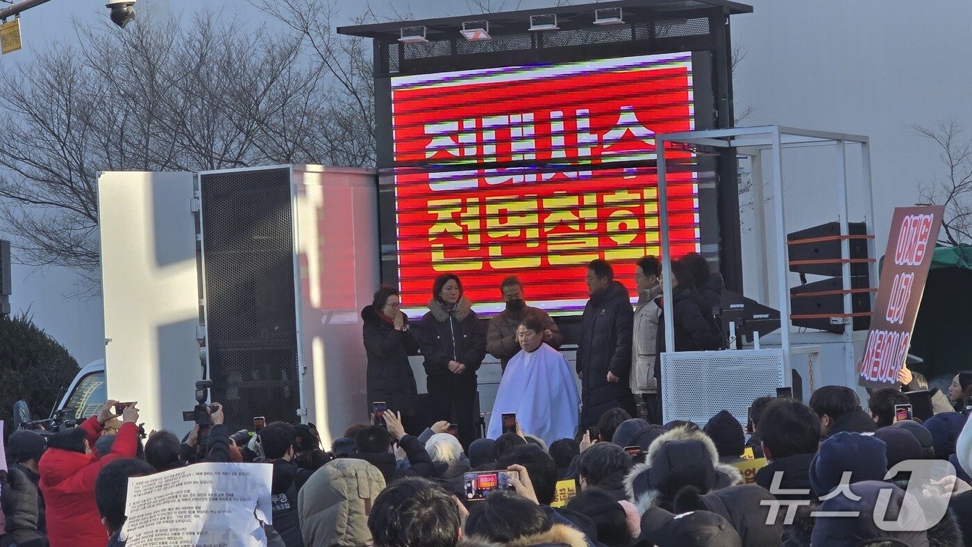본문 이미지 - 최기식 국민의힘 의왕시·과천시 당협위원장이 삭발식을 하고 있다.2026.2.7 ⓒ 뉴스1 유재규 기자