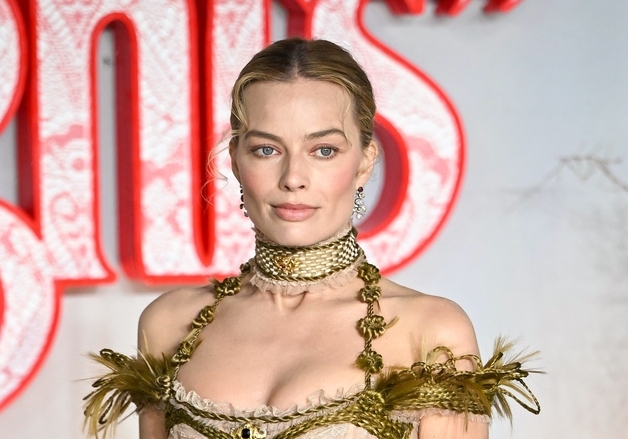 마고 로비, 너무 파격적…속 다 비치는 전신 시스루 드레스