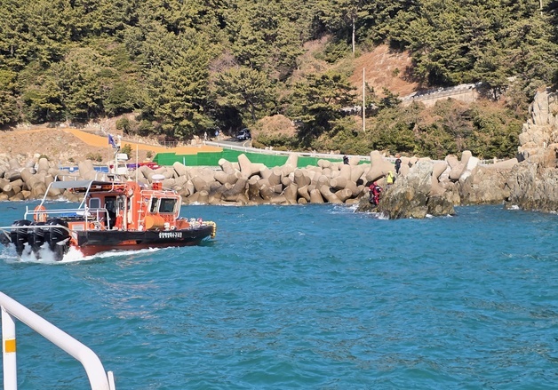 물때 놓쳐 갯바위 고립된 70대 낚시객 해경에 구조