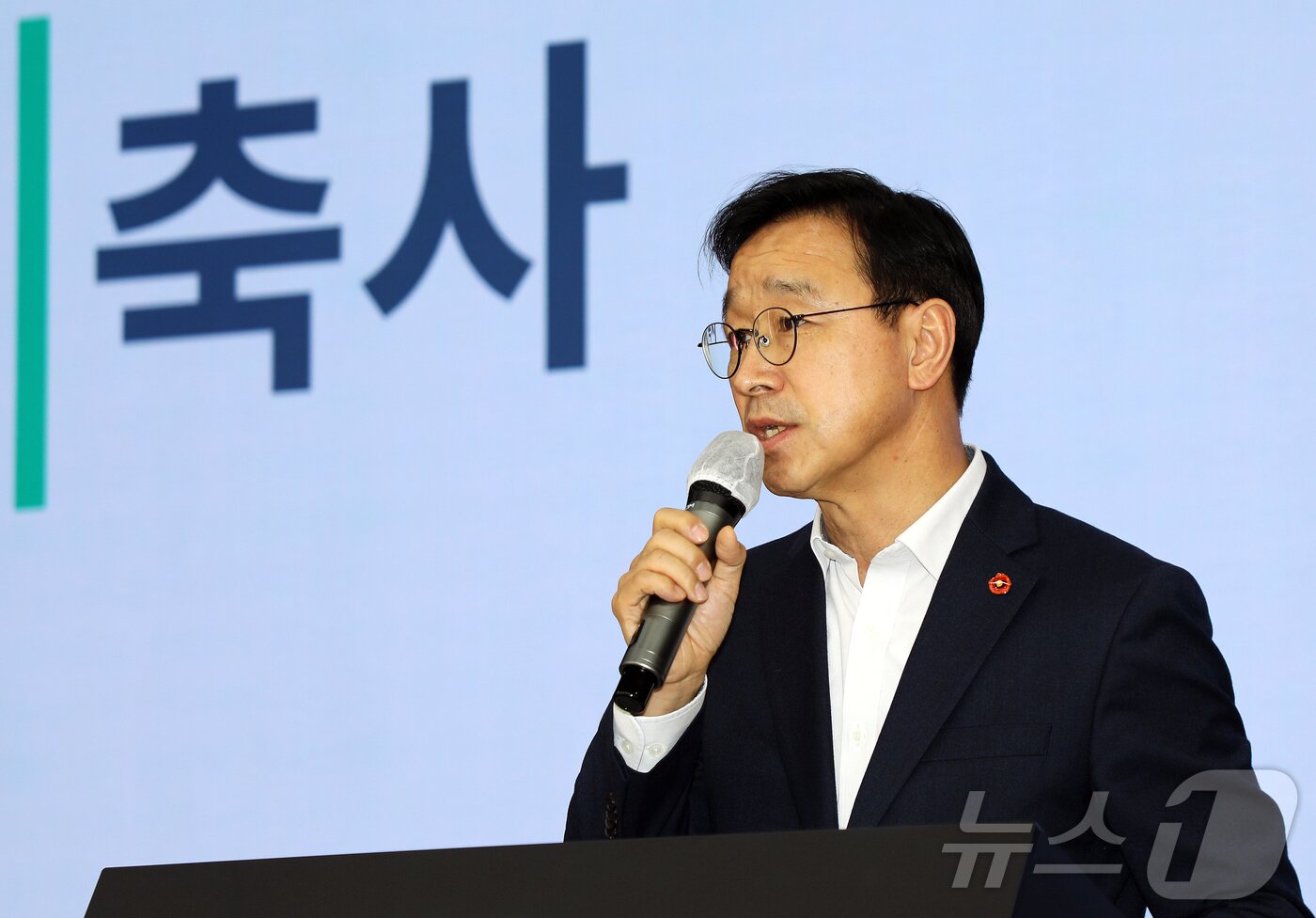 본문 이미지 - 7일 오후 제주시농협 오라점 대회의실에서 열린 제주사회대전환을위한미래포럼 창립식에서 고문인 위성곤 국회의원(민주당·제주 서귀포시)이 축사를 하고 있다. 2026.2.7 ⓒ 뉴스1 오미란 기자