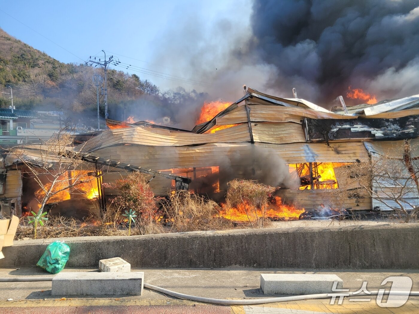 본문 이미지 - 7일 오전 10시 24분쯤 김해시 대동면 주동리의 한 단열재 보관 창고에서 불이났다. 화재 현장 모습.(경남소방본부 제공. 재판매 및 DB금지)