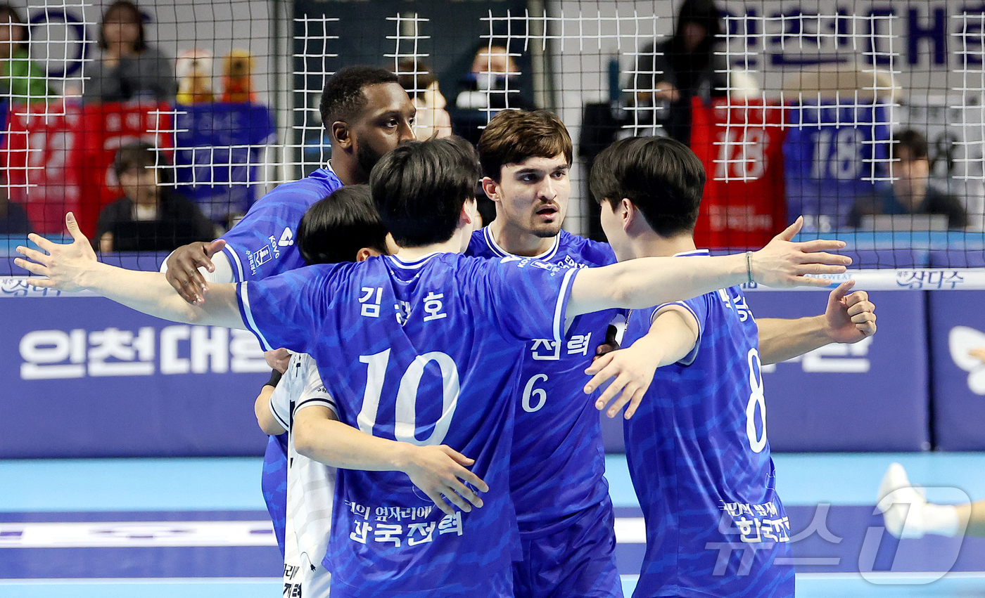 (서울=뉴스1) 이호윤 기자 = 7일 인천 계양체육관에서 열린 진에어 2025-26 V-리그 프로배구대회 한국전력과 대한항공과의 경기에서 한국전력 선수들이 득점 뒤 환호를 하고 있 …