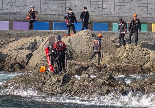 거제 장승포항 인근 갯바위서 낚시객 고립…해경 구조
