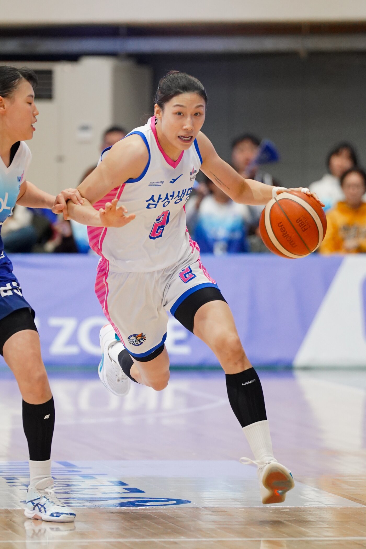 본문 이미지 - 용인 삼성생명 이해란은 7일 용인체육관에서 열린 2025-26 여자프로농구 인천 신한은행전에서 17점 11리바운드로 활약해 팀 승리를 이끌었다. (WKBL 제공)