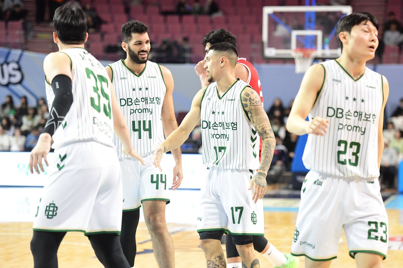 본문 이미지 - 원주 DB가 7일 잠실실내체육관에서 열린 서울 삼성과 원정 경기에서 승리, 4연승을 이어갔다. (KBL 제공)