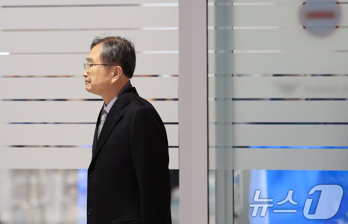 본문 이미지 - 조현 외교부 장관이 7일 인천공항 제2터미널을 통해 입국하고 있다. 2026.2.7 ⓒ 뉴스1 이호윤 기자