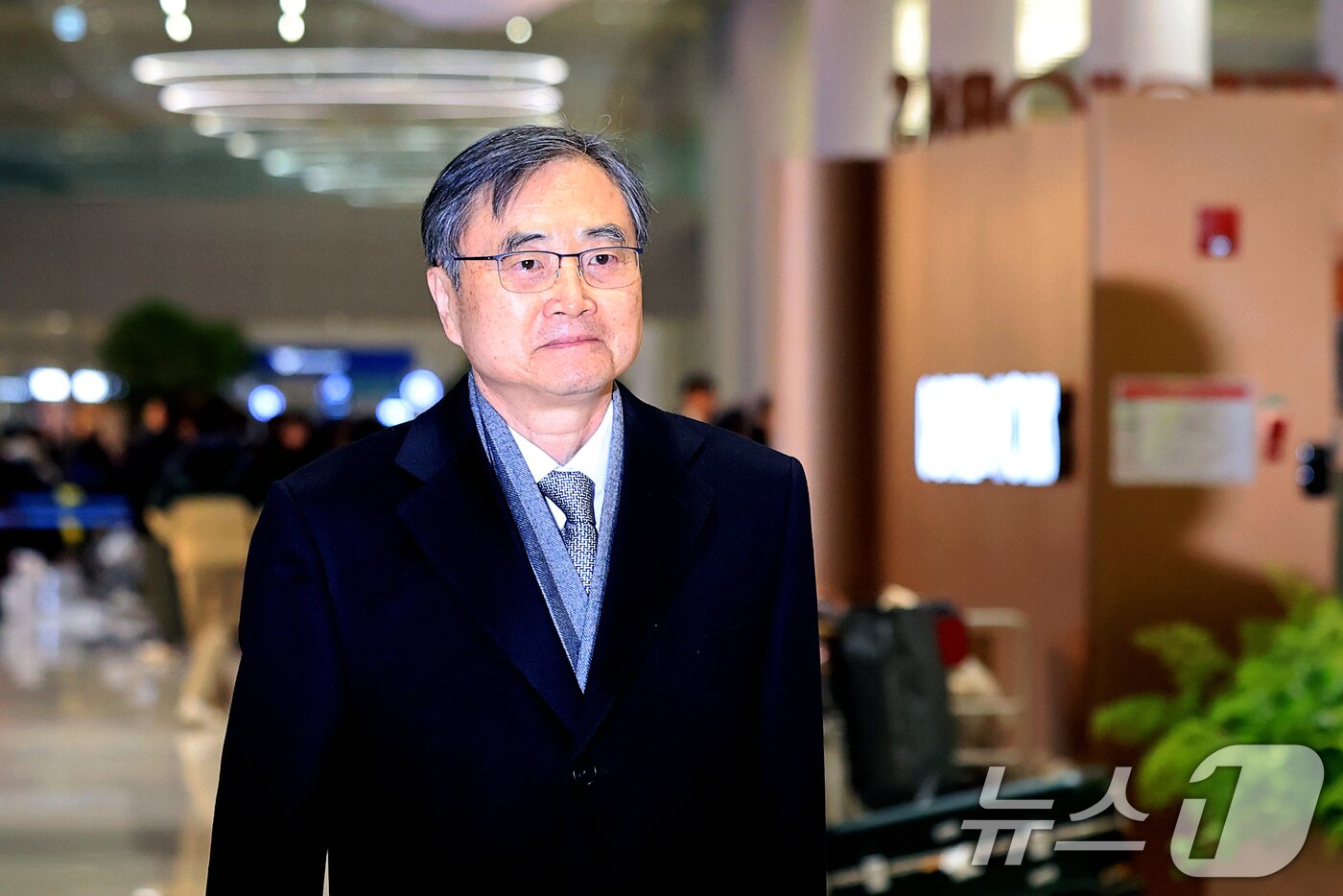 본문 이미지 - 조현 외교부 장관이 7일 인천공항 제2터미널을 통해 입국하고 있다. 2026.2.7 ⓒ 뉴스1 이호윤 기자