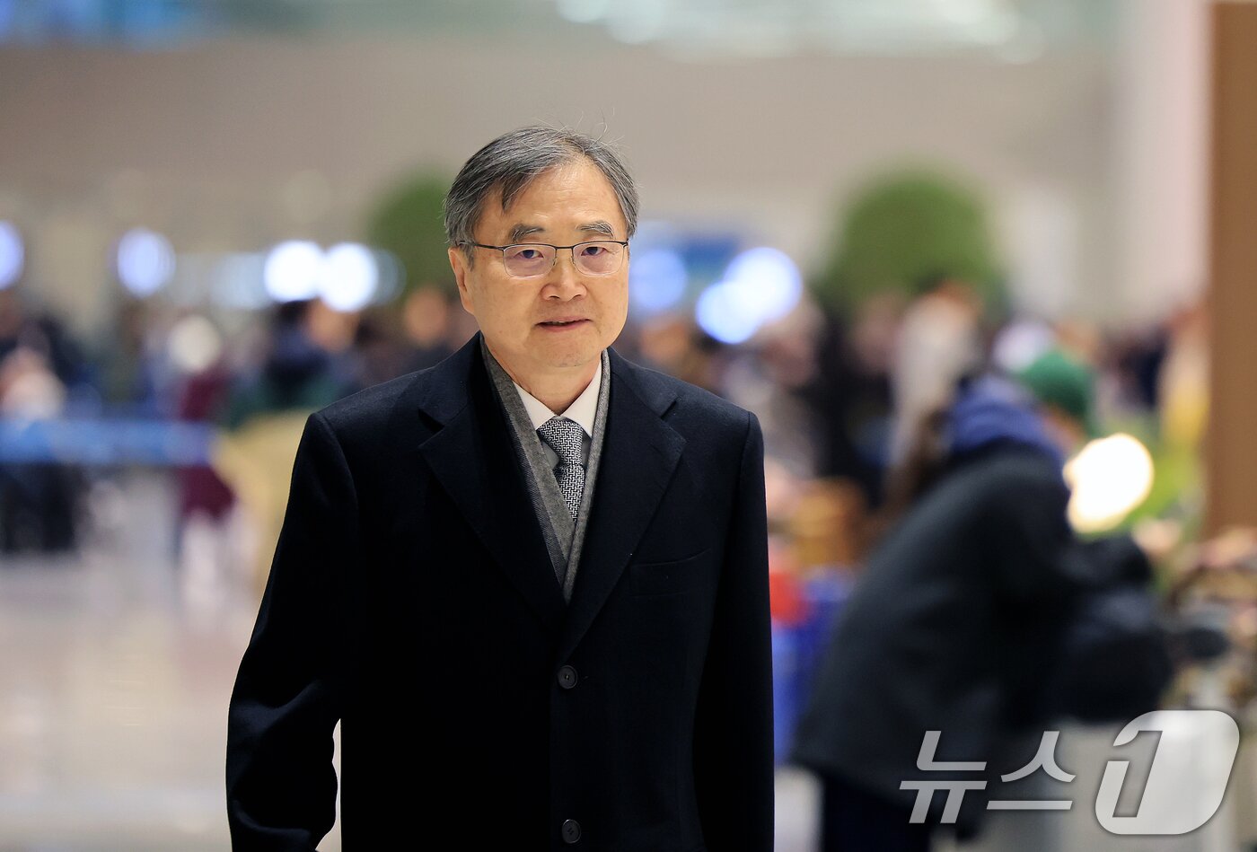 본문 이미지 - 조현 외교부 장관이 7일 인천공항 제2터미널을 통해 입국하고 있다. 2026.2.7 ⓒ 뉴스1 이호윤 기자