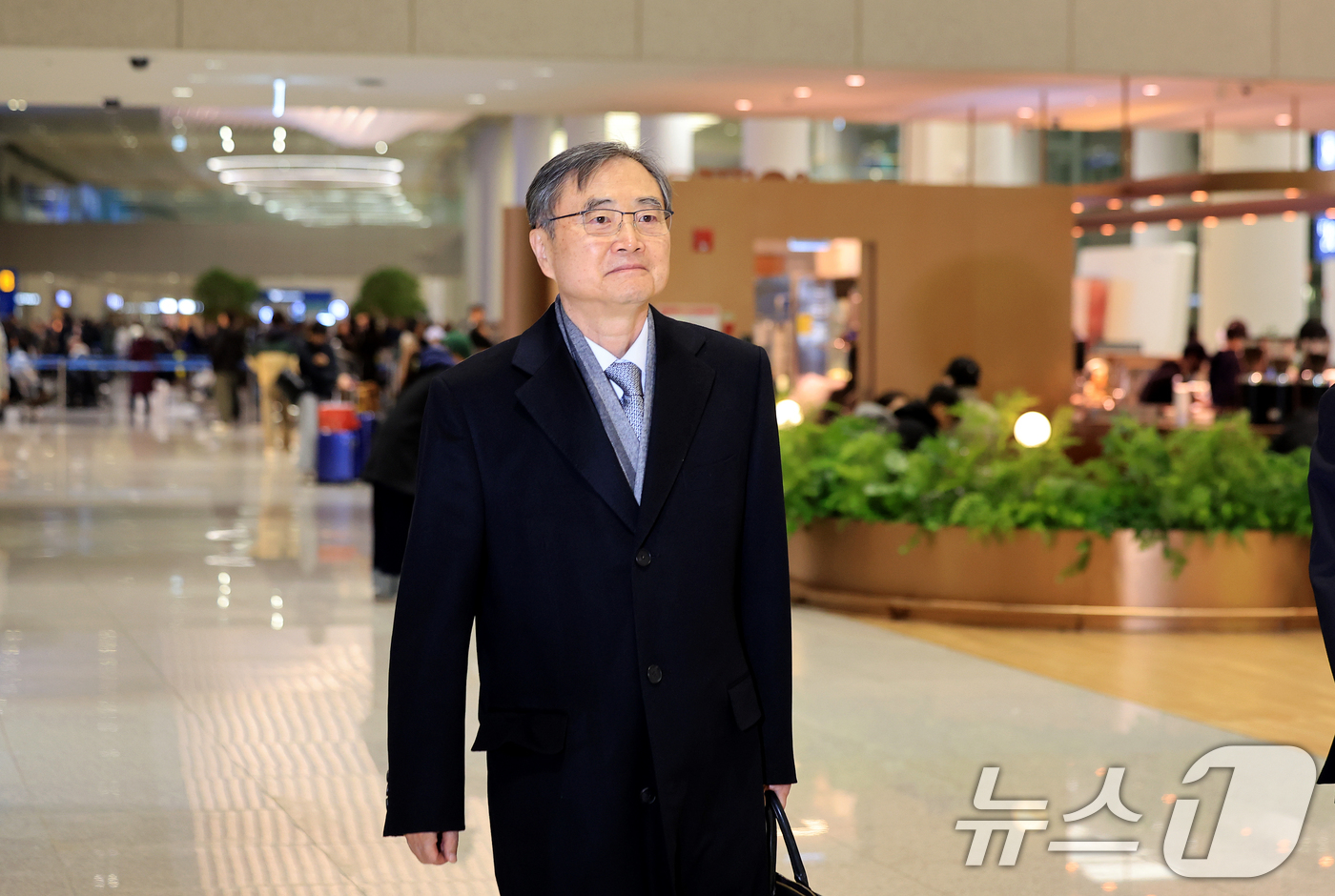 (인천공항=뉴스1) 이호윤 기자 = 조현 외교부 장관이 7일 인천공항 제2터미널을 통해 입국하고 있다. 2026.2.7/뉴스1