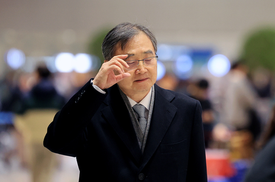 조현 장관, 인천공항 도착